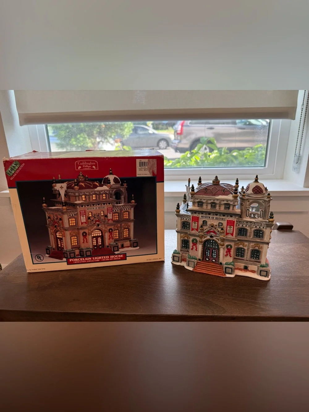 Lemax museum of history - retired.Holiday Porcelain Lighted House -